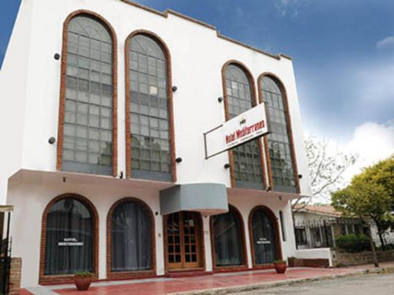 Fachada del Hotel Mediterráneo en Villa Carlos Paz, con sus arcos y ventanales característicos